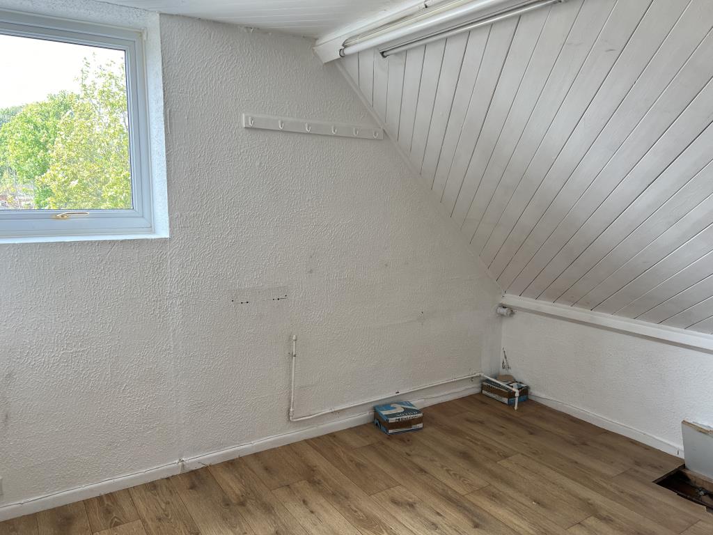 Lot: 3 - FREEHOLD COMMERCIAL INVESTMENT WITH RESIDENTIAL CONVERSION POTENTIAL - Vacant first floor unit with wood effect floor and sloping ceilings
